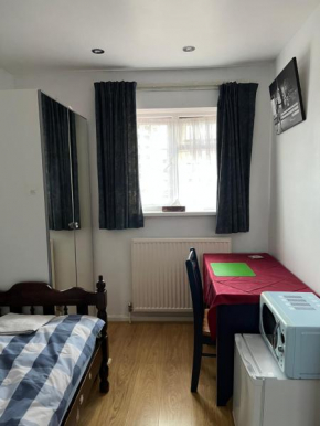 Comfortable single bedroom with free on site parking, Kingston Upon Thames